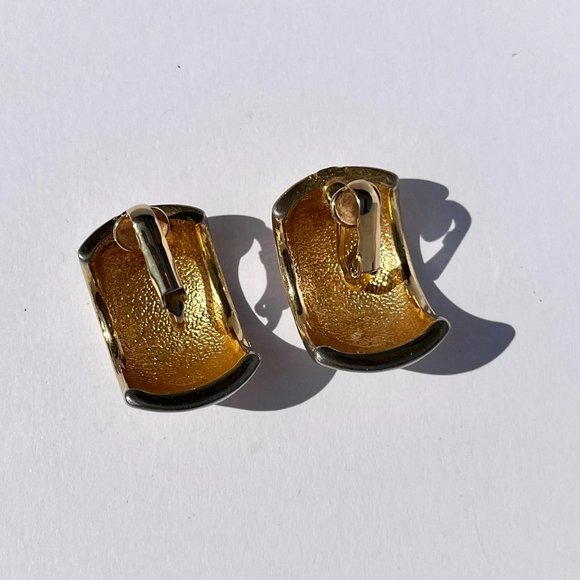 Vintage Estate gold tone chunky curved clip earrings - Picture 4 of 4